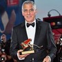 Mostra di Venezia, Clooney riceve il Leone d'oro alla carriera: "L'arte non ferma le guerre ma è antidoto contro la paura" Mostra di Venezia, Clooney riceve il Leone d'oro alla carriera: "L'arte non ferma le guerre ma è antidoto contro la paura"