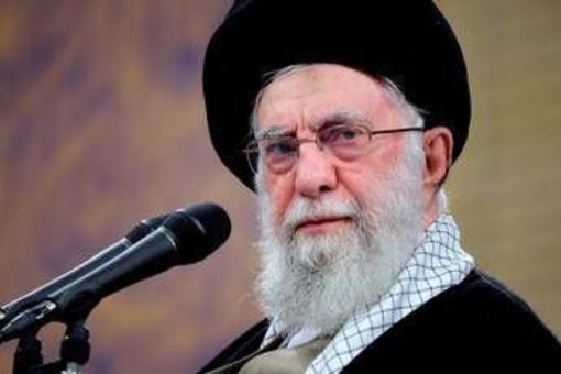Iran, Khamenei agli Usa: "Navi da guerra nel Golfo? Più pericolosa l'arma che può affondarle" Iran, Khamenei agli Usa: "Navi da guerra nel Golfo? Più pericolosa l'arma che può affondarle"
