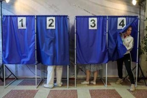 Russia al voto, partecipazione alle 15 al 52,6%: superato il dato delle precedenti consultazioni Russia al voto, partecipazione alle 15 al 52,6%: superato il dato delle precedenti consultazioni