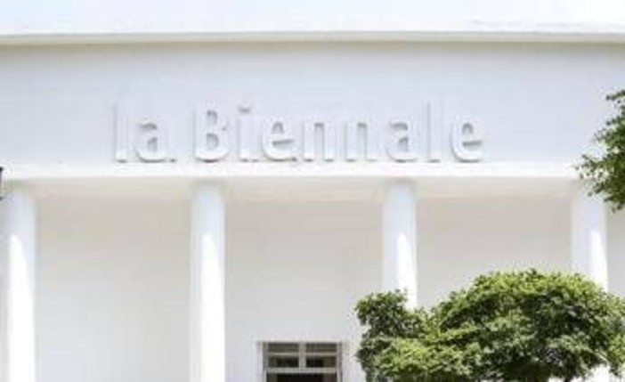 Biennale Arte, giuria esclude Russia e Israele dai premi: "Niente a chi è accusato di crimini contro l’umanità"