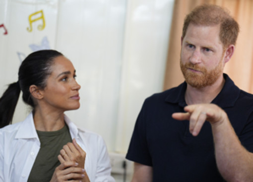 Il viaggio di Harry e Meghan in Gb? "Una commedia degli errori"