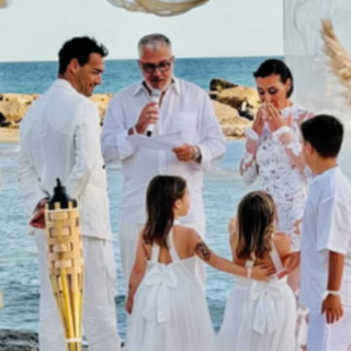 Fognini e Pennetta, l'anniversario di matrimonio e la festa a sorpresa in spiaggia Fognini e Pennetta, l'anniversario di matrimonio e la festa a sorpresa in spiaggia