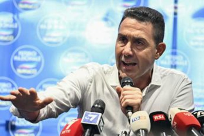 Sondaggio politico, Fratelli d'Italia e Pd giù. Vannacci cresce ancora