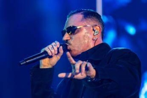 Marracash torna alle origini e rompe la 'quarta parete': lo show che abbraccia Barona