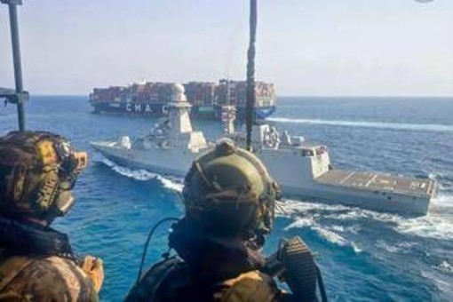 Yemen, nave Marina militare accompagna mercantile italiano nello stretto di Bab El-Mandeb Yemen, nave Marina militare accompagna mercantile italiano nello stretto di Bab El-Mandeb