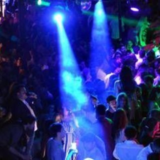 Spray al peperoncino in discoteca, caos e ragazzi in fuga