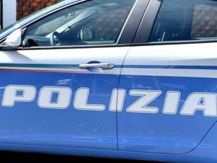 Paura a Roma, nuda e armata di coltello minaccia passante: bloccata con taser e portata in ospedale