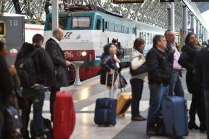 Scioperi a novembre, il calendario: tutte le date 'nere' del mese. Dagli aerei ai treni, dalla scuola al trasporto pubblico locale