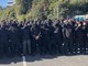 Gb, centinaia di manifestanti incappucciati bloccano Dover: "Fermate le barche dei migranti" Gb, centinaia di manifestanti incappucciati bloccano Dover: "Fermate le barche dei migranti"