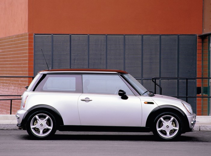 Mini celebra 25 anni in Italia, oltre 480mila vetture vendute dal debutto Mini celebra 25 anni in Italia, oltre 480mila vetture vendute dal debutto