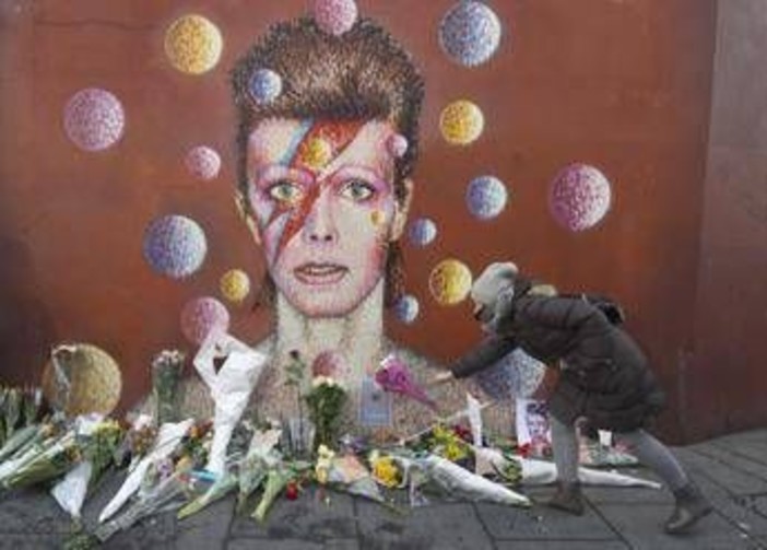 Dieci anni senza David Bowie, l'eredità immortale del Duca Bianco Dieci anni senza David Bowie, l'eredità immortale del Duca Bianco