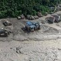 Alluvione in Nepal, l'italiano tratto in salvo: "In pullman a 20 metri dal disastro, un'onda gigantesca di fango e detriti, poi il boato" Alluvione in Nepal, l'italiano tratto in salvo: "In pullman a 20 metri dal disastro, un'onda gigantesca di fango e detriti, poi il boato"