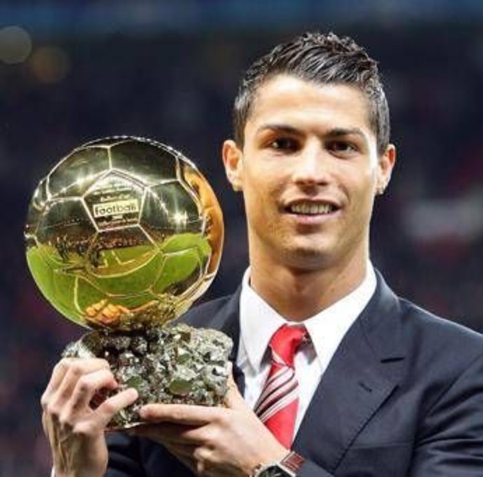 Cristiano Ronaldo batte Messi, è suo il Pallone d'Oro di tutti i tempi. Poi sui social: "Il calcio è dei tifosi!" Cristiano Ronaldo batte Messi, è suo il Pallone d'Oro di tutti i tempi. Poi sui social: "Il calcio è dei tifosi!"