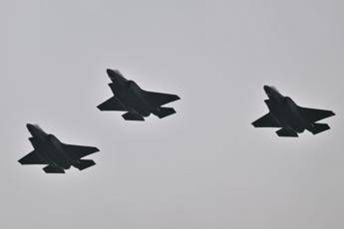 "Russia-Nato, pericolo concreto di guerra": anche la Svizzera si arma