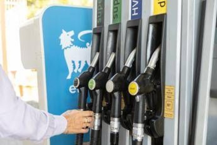 Eni estende il tetto al prezzo dei carburanti per tutto l'anno Eni estende il tetto al prezzo dei carburanti per tutto l'anno