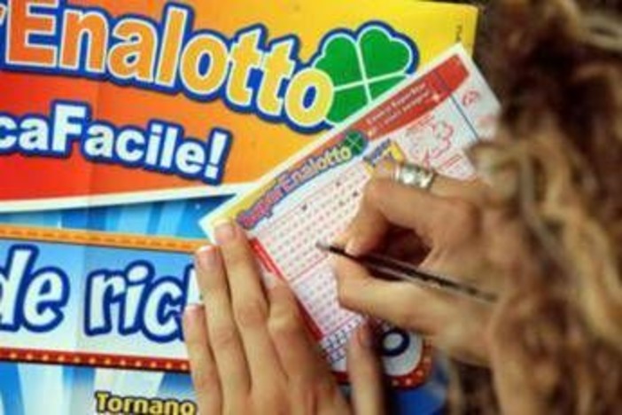 Vince 223 milioni al Superenalotto, la moglie separata non ci sta: "Metà sono i miei" Vince 223 milioni al Superenalotto, la moglie separata non ci sta: "Metà sono i miei"