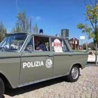Da Legnano a Milano, la sfilata di auto d'epoca con il numero 1522 per le donne vittime di violenza e stalking Da Legnano a Milano, la sfilata di auto d'epoca con il numero 1522 per le donne vittime di violenza e stalking