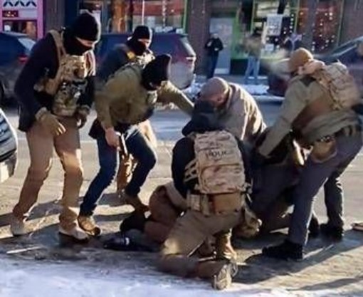 Minneapolis, Pretti ucciso dagli agenti: i video e la pistola, inchiesta e tensioni Minneapolis, Pretti ucciso dagli agenti: i video e la pistola, inchiesta e tensioni