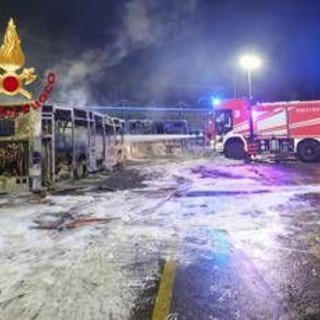 Firenze, incendio in deposito Autolinee Toscane: 12 bus distrutti e 7 danneggiati