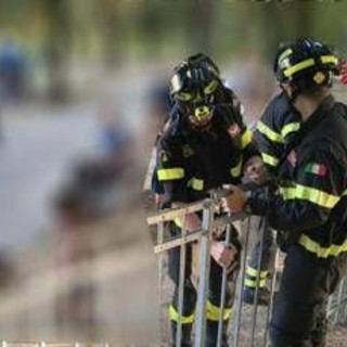 Paura a Pordenone, bimbo di 2 anni incastrato con la testa nella ringhiera del parco giochi: soccorso