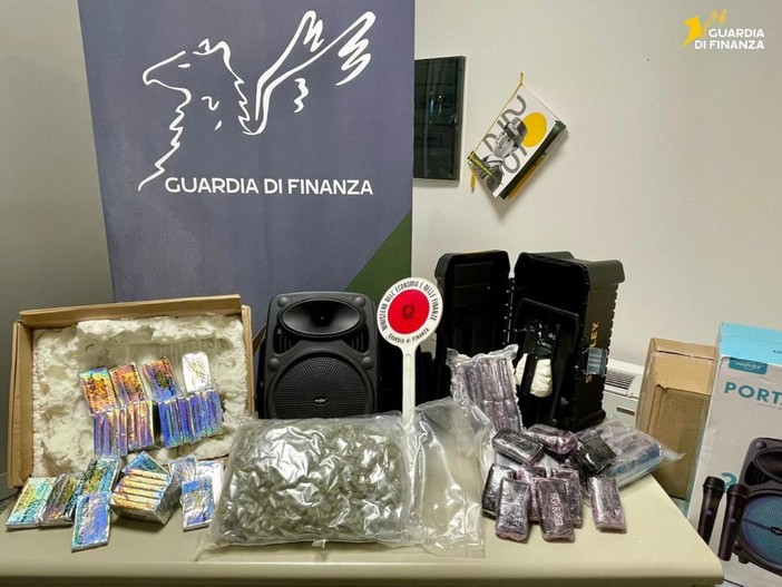Droga dalla Spagna tra cassa acustica e attrezzi, sequestro per 6 kg a Genova Droga dalla Spagna tra cassa acustica e attrezzi, sequestro per 6 kg a Genova