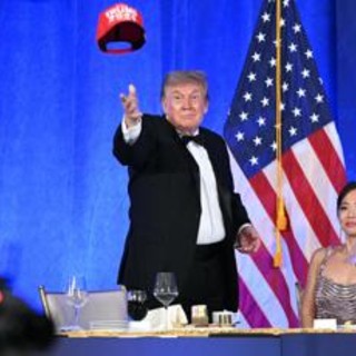 Trump e l'annuncio con il cappellino rosso: "E' mia intenzione candidarmi alle presidenziali 2028"
