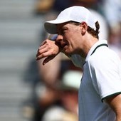 Sinner perde un set a Wimbledon e 'preoccupa': "Che gli succede?"