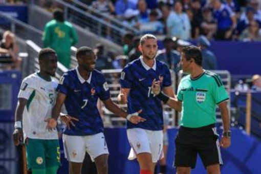 Francia-Senegal, contatto Mbappé-Mané e rigore negato: furia Deschamps e tv 'ingannate'