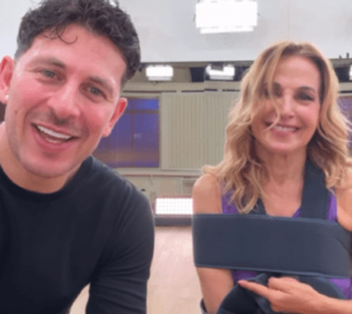 Ballando, Barbara D'Urso col tutore al braccio: "Io non mi arrendo" Ballando, Barbara D'Urso col tutore al braccio: "Io non mi arrendo"