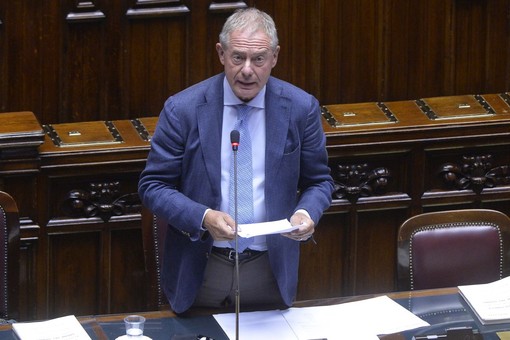 Data center, ok Cdm a strategicità per due investimenti. Urso “Italia attrattiva” Data center, ok Cdm a strategicità per due investimenti. Urso “Italia attrattiva”