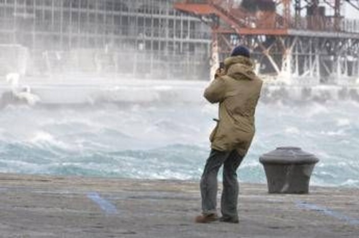 Meteo, nuova allerta della Protezione Civile: venti di burrasca e temporali al Centro-Nord Meteo, nuova allerta della Protezione Civile: venti di burrasca e temporali al Centro-Nord
