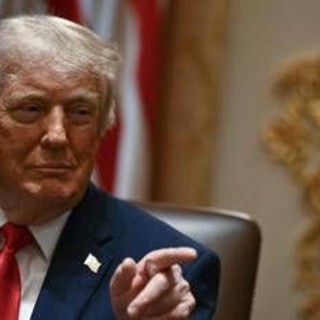 Trump torna ad attaccare il Papa: "Qualcuno gli spieghi che il sindaco di Chicago è inutile e che l'Iran non può avere l'arma nucleare"