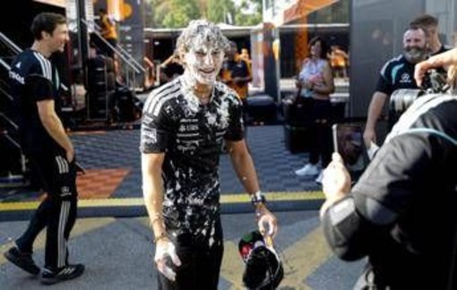 Antonelli, torta in faccia al Gp di Monza: la 'vendetta' del box Mercedes contro Kimi Antonelli, torta in faccia al Gp di Monza: la 'vendetta' del box Mercedes contro Kimi