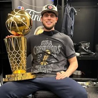 Riccardo Fois campione Nba con i Knicks: "Un successo storico, ora sogno il Mondiale con l’Italia" Riccardo Fois campione Nba con i Knicks: "Un successo storico, ora sogno il Mondiale con l’Italia"