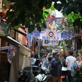 Sindaco francese dice no ai panni stesi: "Qui non siamo a Napoli". La risposta dell'assessore Puca: "Ci dispiace per voi" Sindaco francese dice no ai panni stesi: "Qui non siamo a Napoli". La risposta dell'assessore Puca: "Ci dispiace per voi"