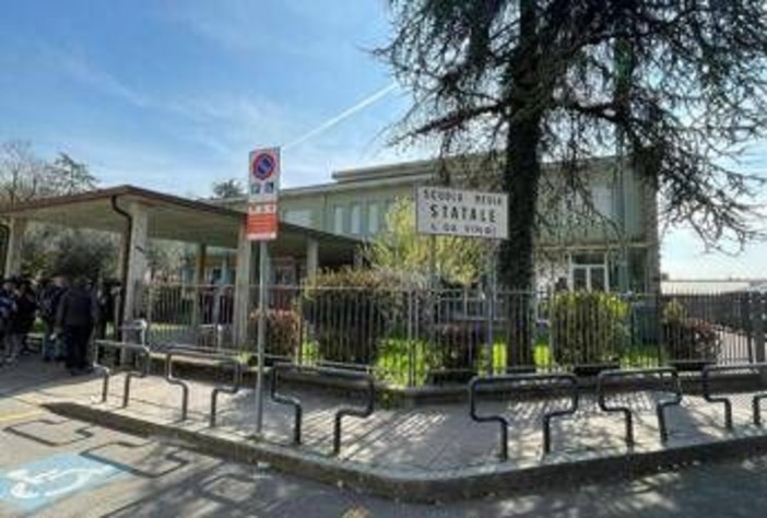 Insegnante accoltellata da studente a Bergamo, migliorano condizioni: uscita da terapia intensiva Insegnante accoltellata da studente a Bergamo, migliorano condizioni: uscita da terapia intensiva