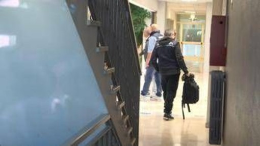 Giallo Pietracatella, agenti in un liceo di Campobasso: continua la caccia al computer Giallo Pietracatella, agenti in un liceo di Campobasso: continua la caccia al computer