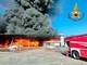 Pisa, in fiamme un capannone industriale: maxi incendio a Vicopisano Pisa, in fiamme un capannone industriale: maxi incendio a Vicopisano