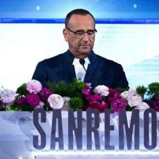 Carlo Conti replica a Gassmann: "Equivoco, nessun divieto per i parenti sul palco"