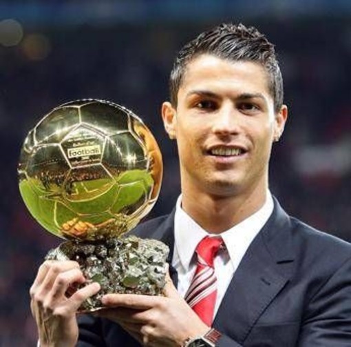Cristiano Ronaldo batte Messi, è suo il Pallone d'Oro di tutti i tempi. Poi sui social: "Il calcio è dei tifosi!"
