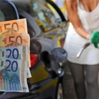 Carburanti, salgono ancora i prezzi di benzina e diesel: gasolio self a 1,941 euro al litro Carburanti, salgono ancora i prezzi di benzina e diesel: gasolio self a 1,941 euro al litro