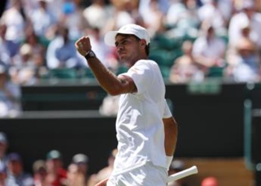 Cobolli, quarti a Wimbledon ed esultanza alla Ronaldo. Poi chiede una casa... in prestito