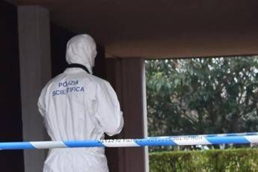Bitonto, cadavere di un uomo abbandonato sulla rampa d'accesso del pronto soccorso Bitonto, cadavere di un uomo abbandonato sulla rampa d'accesso del pronto soccorso