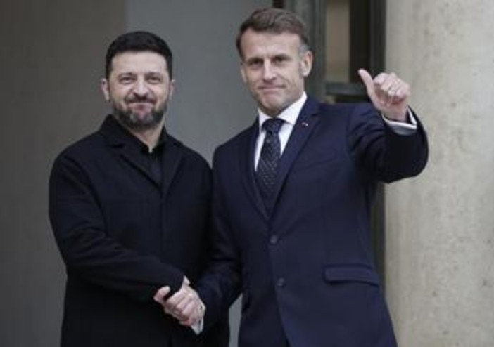 Ucraina, Macron sente Zelensky: "Orrore per raid russi, presto nuovi intercettori a Kiev"