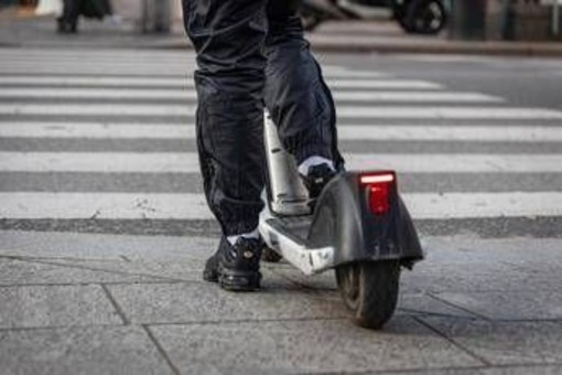 Milano, in due su monopattino si scontrano con auto: morto 19enne