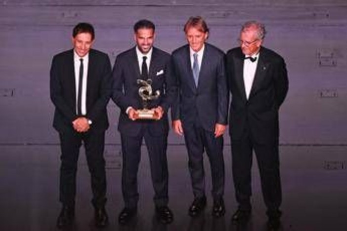 Fabregas, Dimarco, Malen e... Tutti i premiati del Gran Gala del calcio Aic 2026 Fabregas, Dimarco, Malen e... Tutti i premiati del Gran Gala del calcio Aic 2026