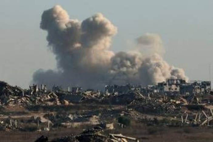 Israele intensifica attacchi su Gaza, decine di morti e feriti Israele intensifica attacchi su Gaza, decine di morti e feriti