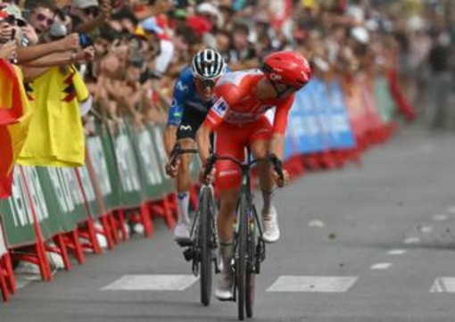 Clamoroso alla Vuelta, Pogacar cade e si ritira Clamoroso alla Vuelta, Pogacar cade e si ritira