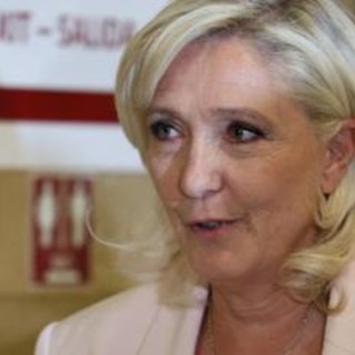 Marine Le Pen condannata a 3 anni di carcere: un anno con il braccialetto elettronico Marine Le Pen condannata a 3 anni di carcere: un anno con il braccialetto elettronico