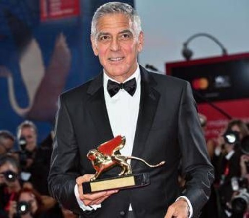 Mostra di Venezia, Clooney riceve il Leone d'oro alla carriera: "L'arte non ferma le guerre ma è antidoto contro la paura"